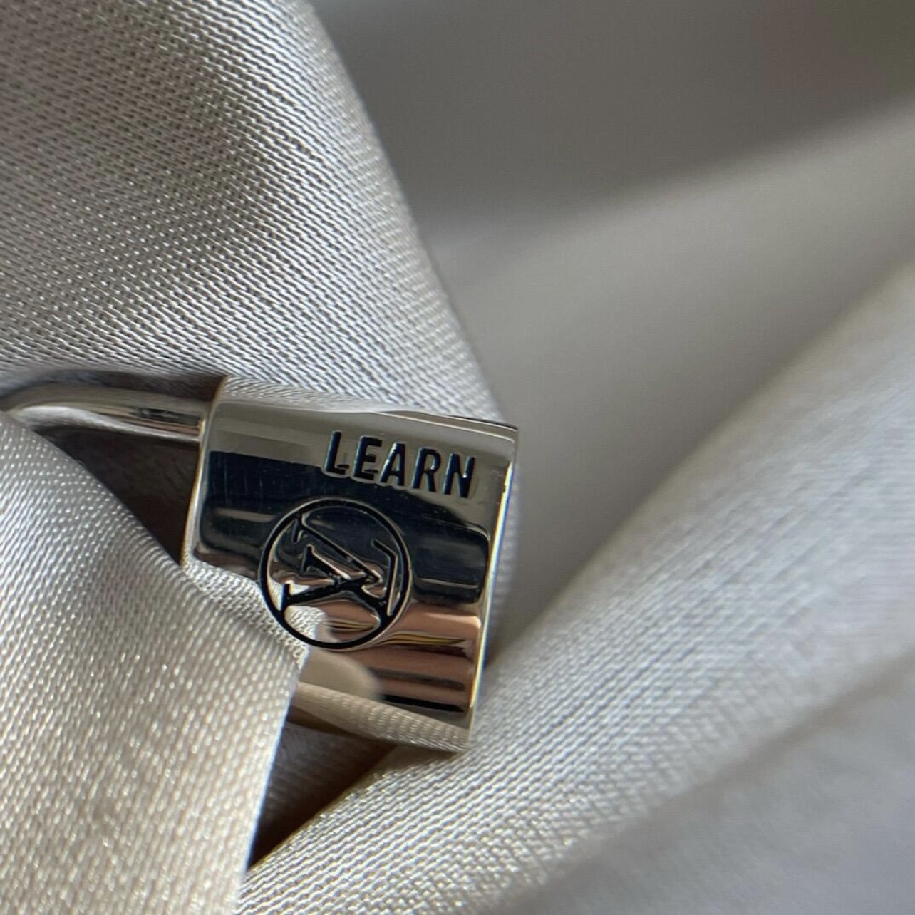 Pendentif LV Silver Lockit, argent sterling laqué noir Q03273 - luxuryevafr