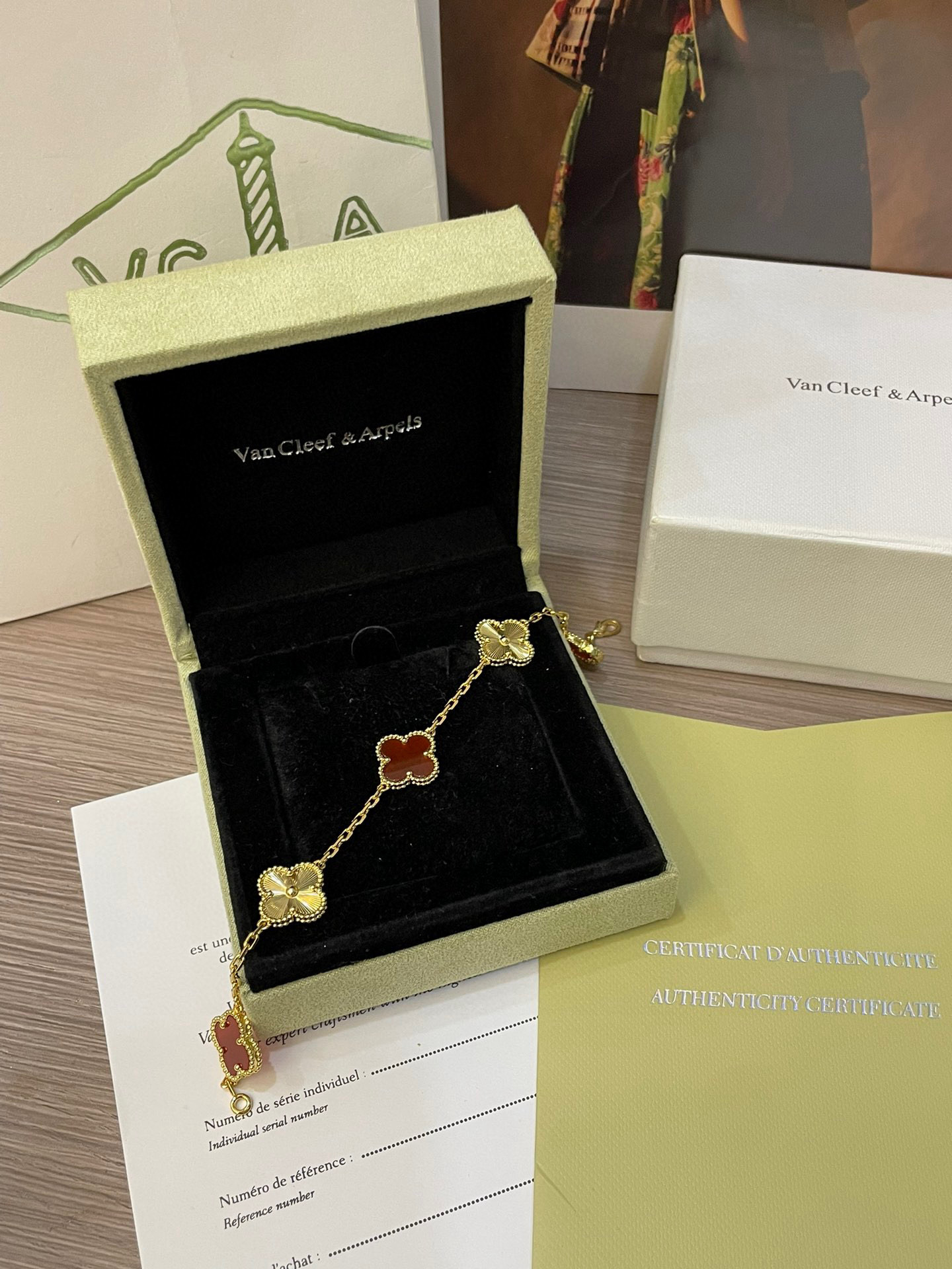 Ensemble de bracelets Van Cleef & Arpels à cinq fleurs en cornaline rouge naturelle - luxuryevafr