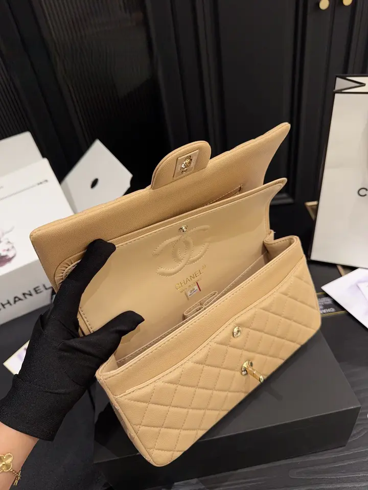 Sac à rabat classique Chanel – Caramel avec finitions dorées - luxuryevafr