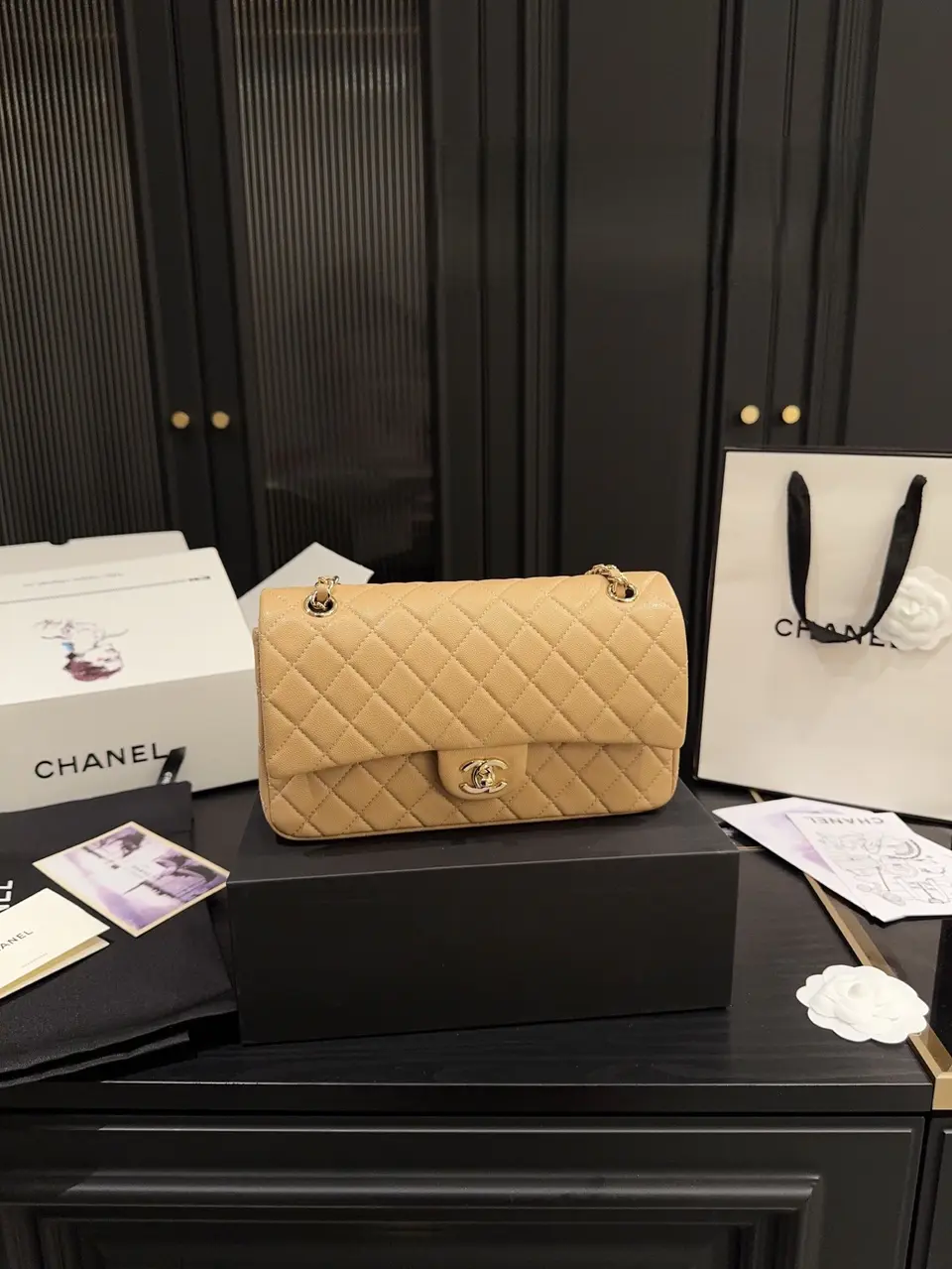 Sac à rabat classique Chanel – Caramel avec finitions dorées - luxuryevafr