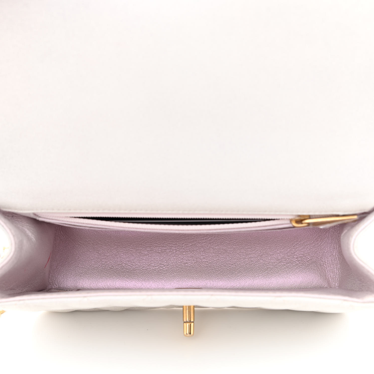 Mini sac à main matelassé en caviar irisé avec rabat rectangulaire et poignée supérieure, blanc - luxuryevafr