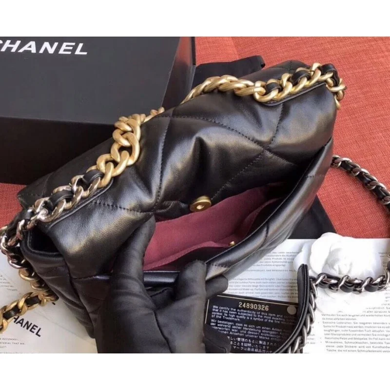 Sac à rabat en cuir d'agneau Chanel 19, petit modèle - luxuryevafr