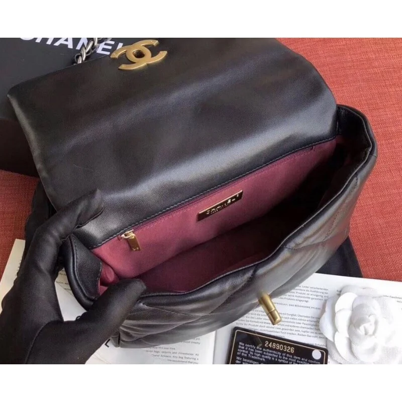 Sac à rabat en cuir d'agneau Chanel 19, petit modèle - luxuryevafr