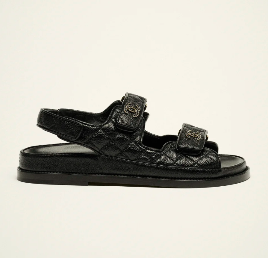 Sandales Chanel en cuir de veau grainé noir - luxuryevafr