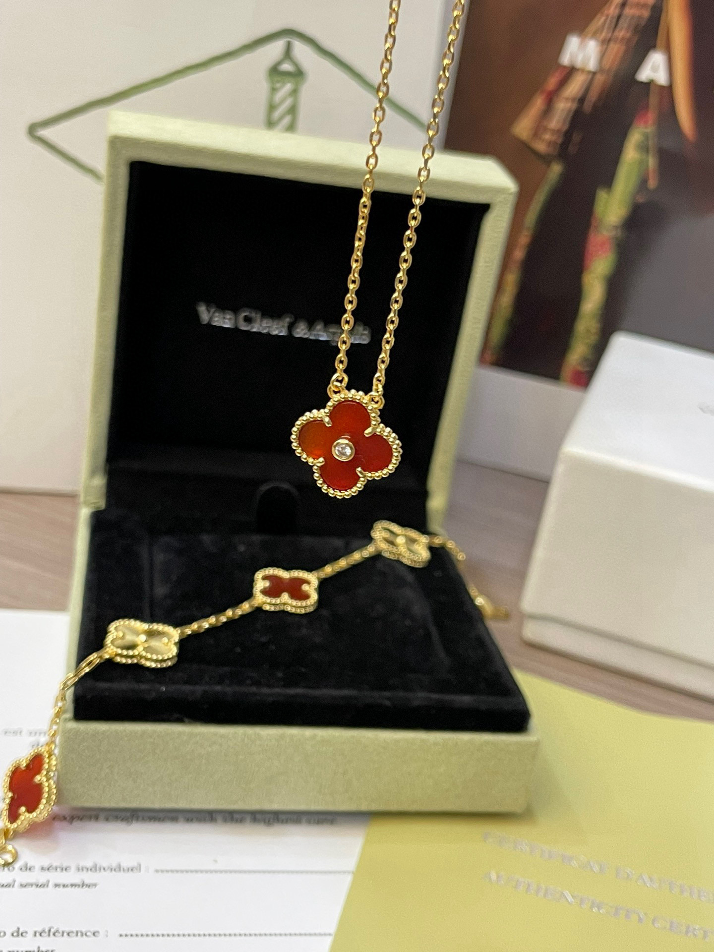 Ensemble de bracelets Van Cleef & Arpels à cinq fleurs en cornaline rouge naturelle - luxuryevafr