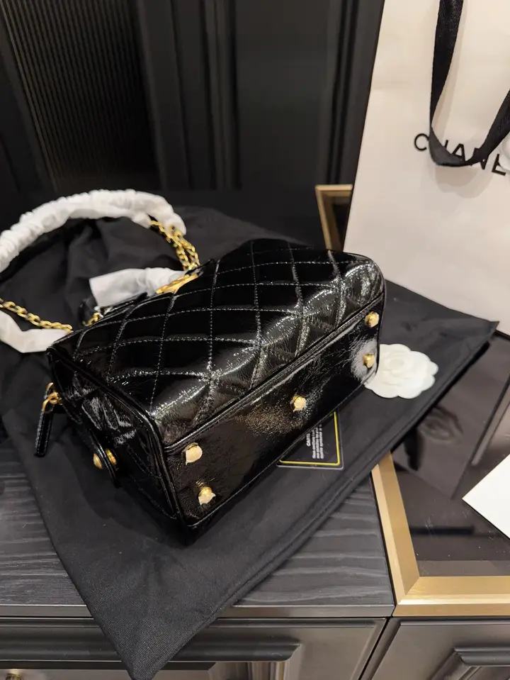 Sac bowling Chanel 25A – Cuir de veau brillant - luxuryevafr