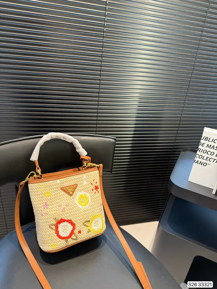 Sac seau tissé et brodé Prada - luxuryevafr