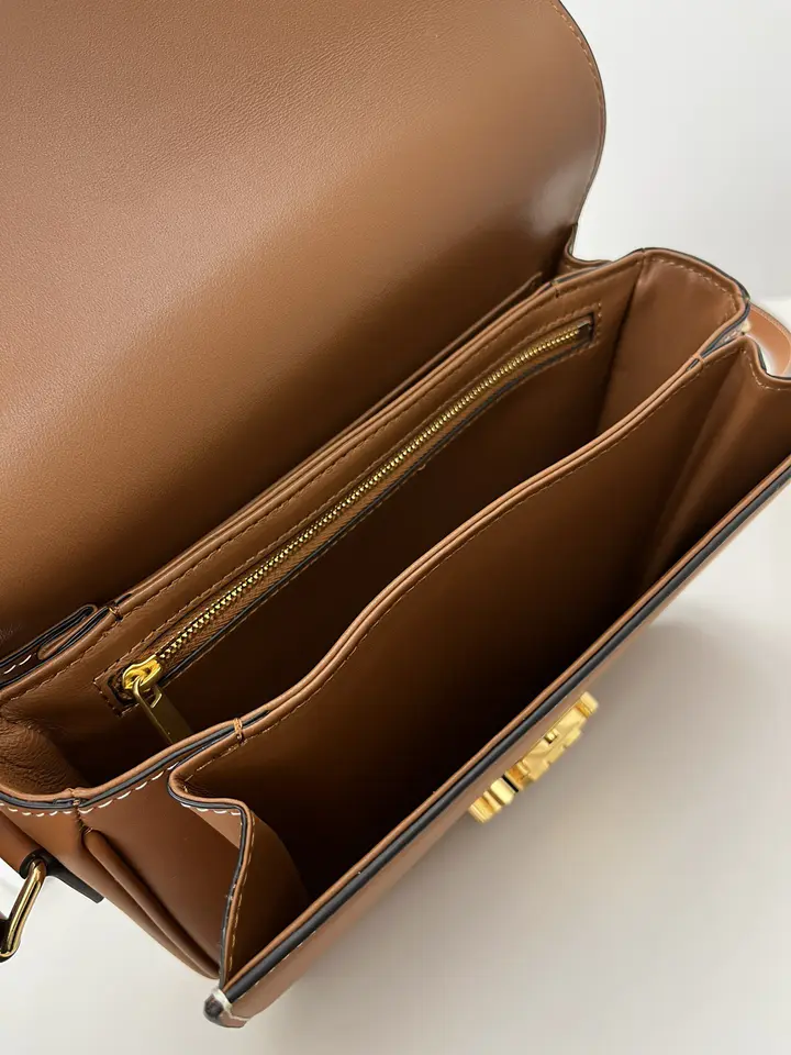 Sac Triomphe moyen Celine en caramel - luxuryevafr