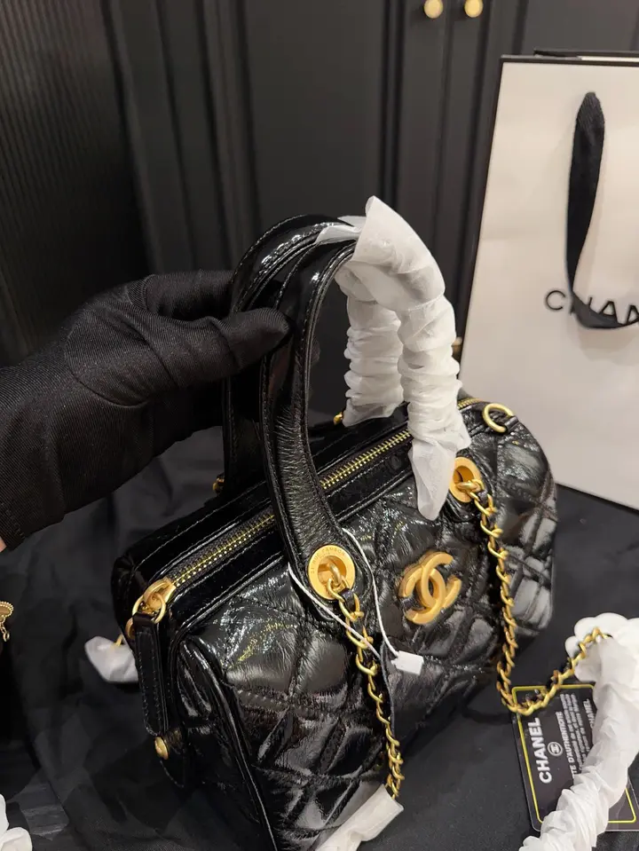 Sac bowling Chanel 25A – Cuir de veau brillant - luxuryevafr