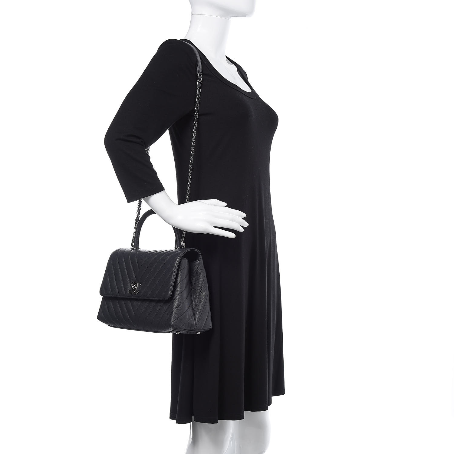 Petit rabat à poignée en coco matelassé Caviar Chevron Gris foncé - luxuryevafr