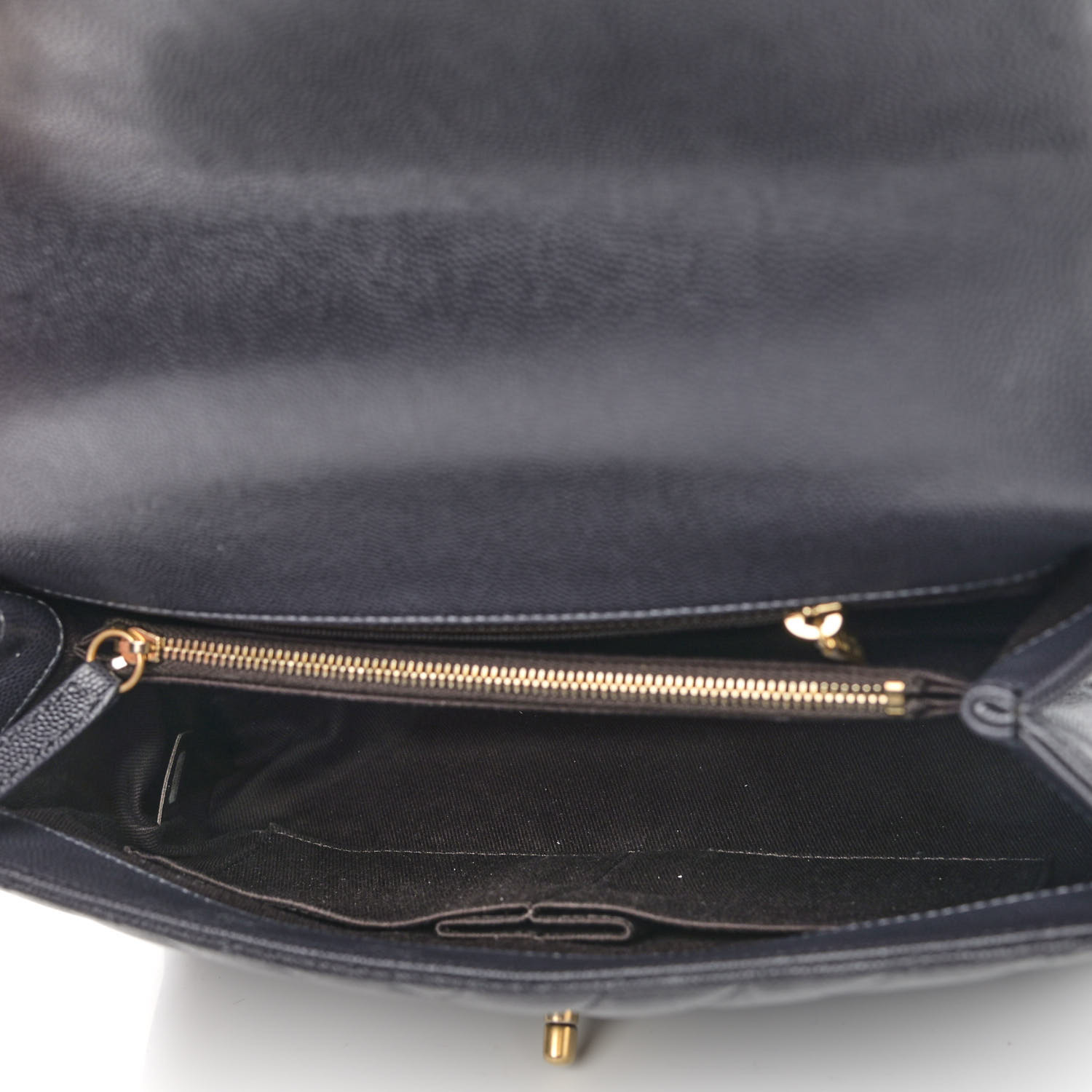 Petit rabat à poignée en coco matelassé Caviar Chevron Gris foncé - luxuryevafr