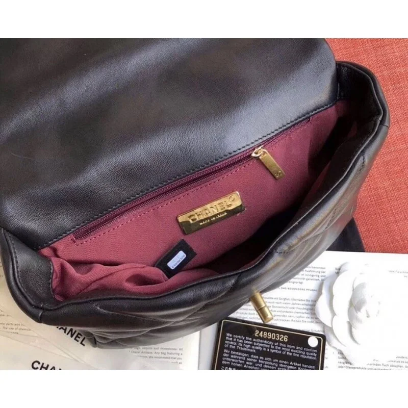 Sac à rabat en cuir d'agneau Chanel 19, petit modèle - luxuryevafr