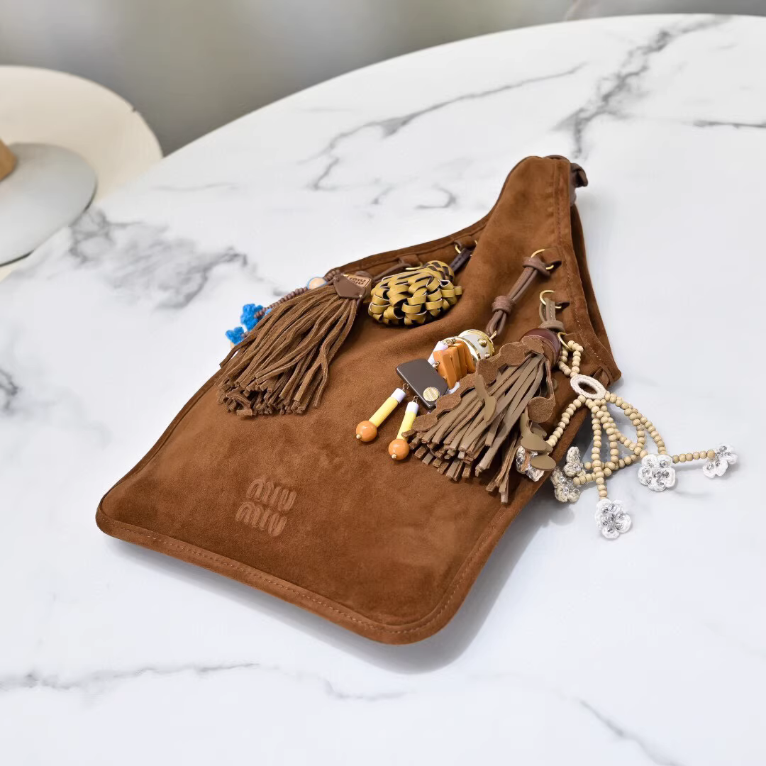 Sac MiuMiu en daim avec motif en chêne - luxuryevafr