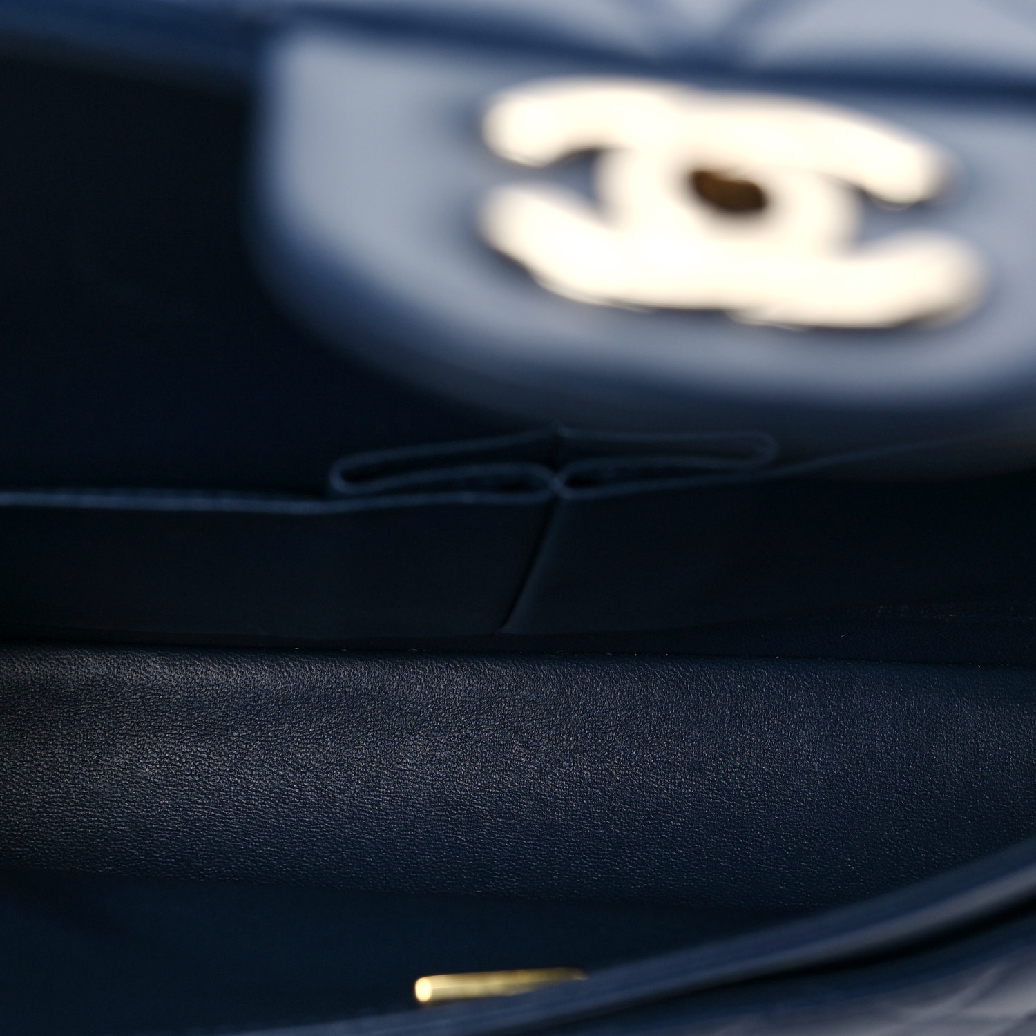 Petit rabat double matelassé en cuir d'agneau bleu foncé - luxuryevafr