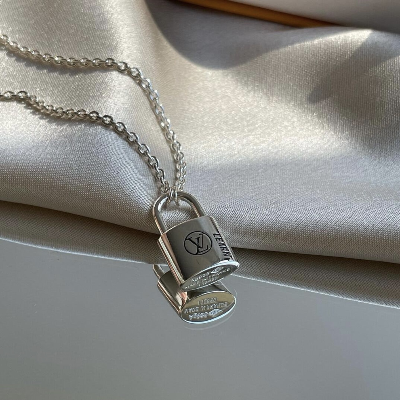 Pendentif LV Silver Lockit, argent sterling laqué noir Q03273 - luxuryevafr