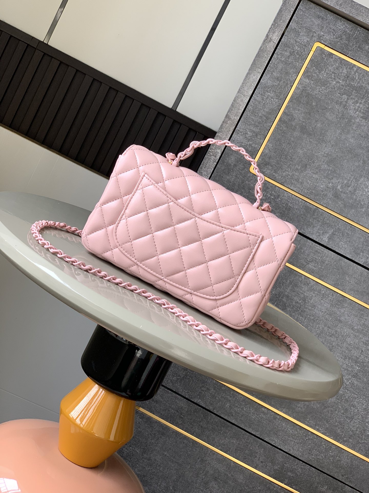 Mini sac à rabat Chanel avec poignée supérieure - Rose clair - luxuryevafr
