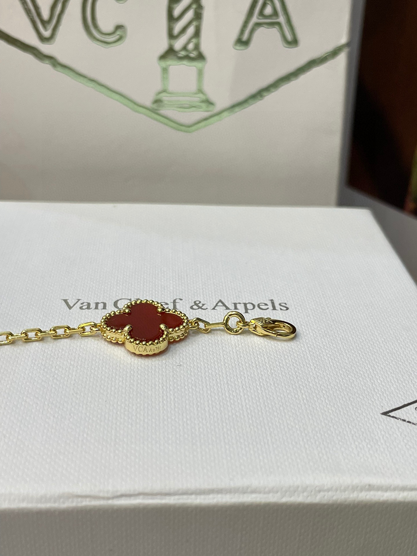 Ensemble de bracelets Van Cleef & Arpels à cinq fleurs en cornaline rouge naturelle - luxuryevafr