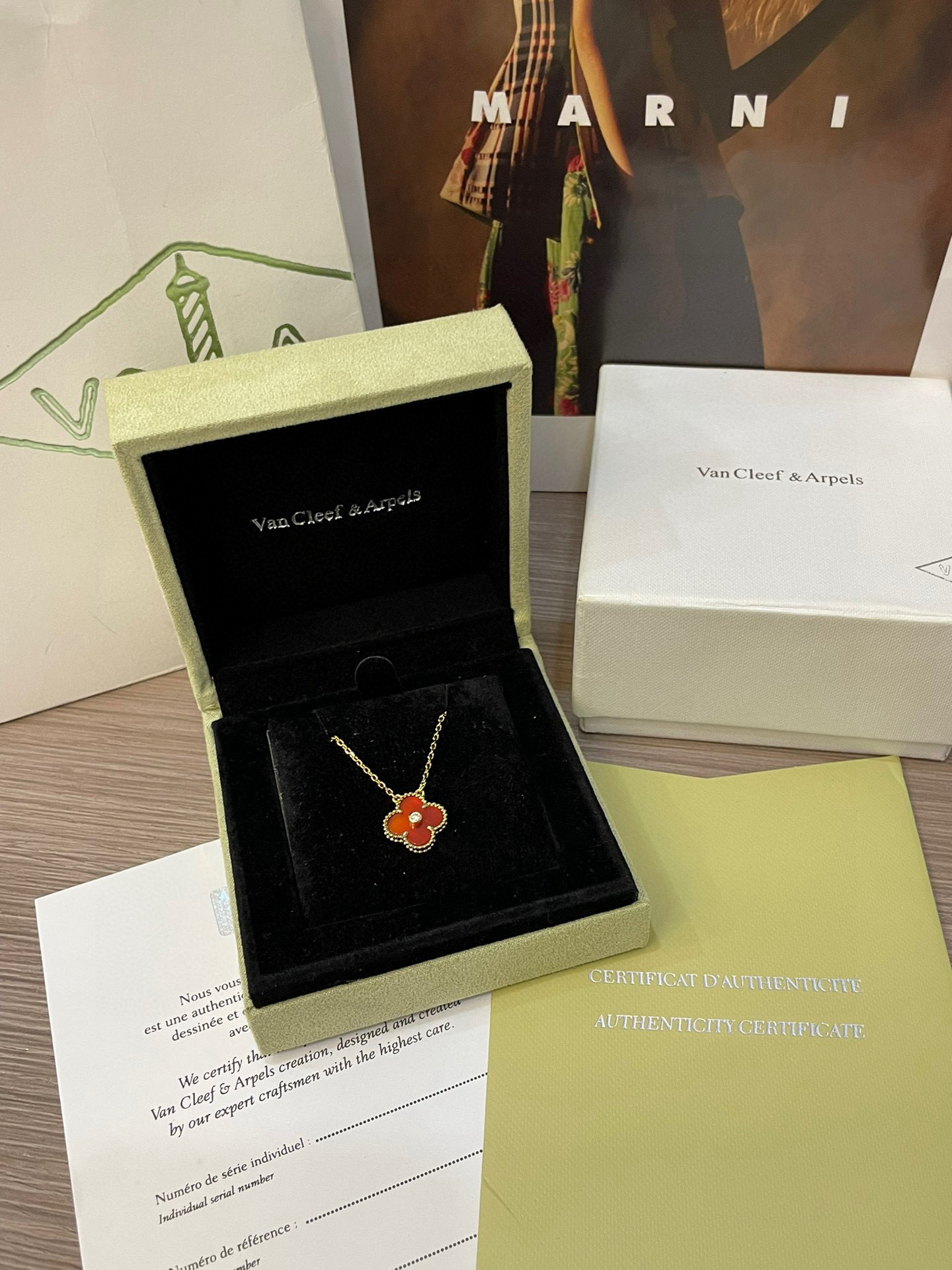 Ensemble de bracelets Van Cleef & Arpels à cinq fleurs en cornaline rouge naturelle - luxuryevafr