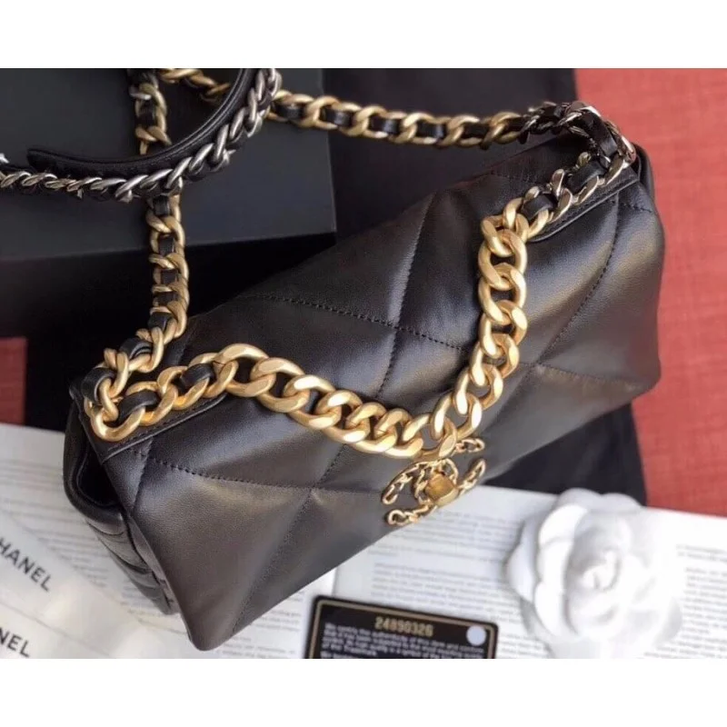 Sac à rabat en cuir d'agneau Chanel 19, petit modèle - luxuryevafr