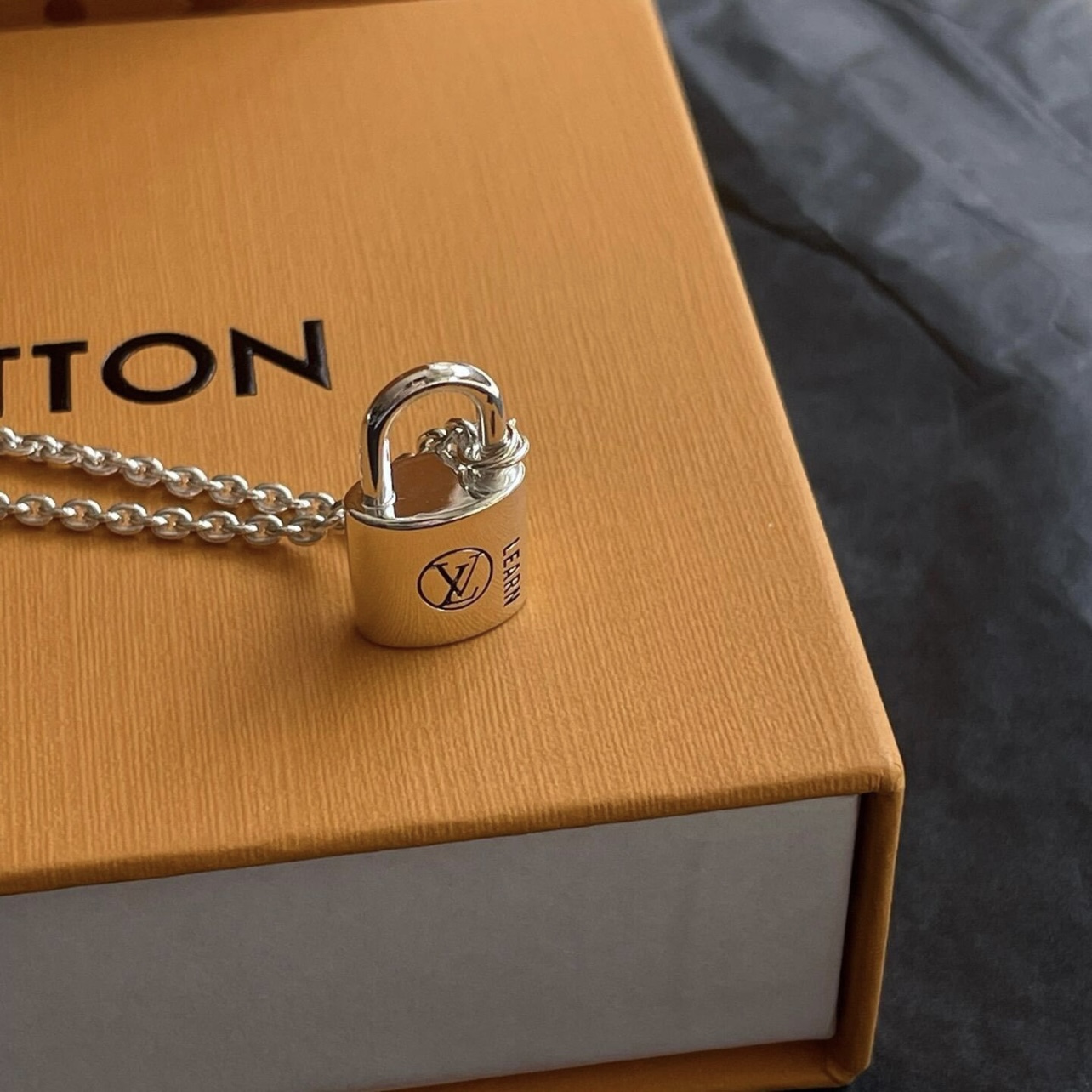 Pendentif LV Silver Lockit, argent sterling laqué noir Q03273 - luxuryevafr