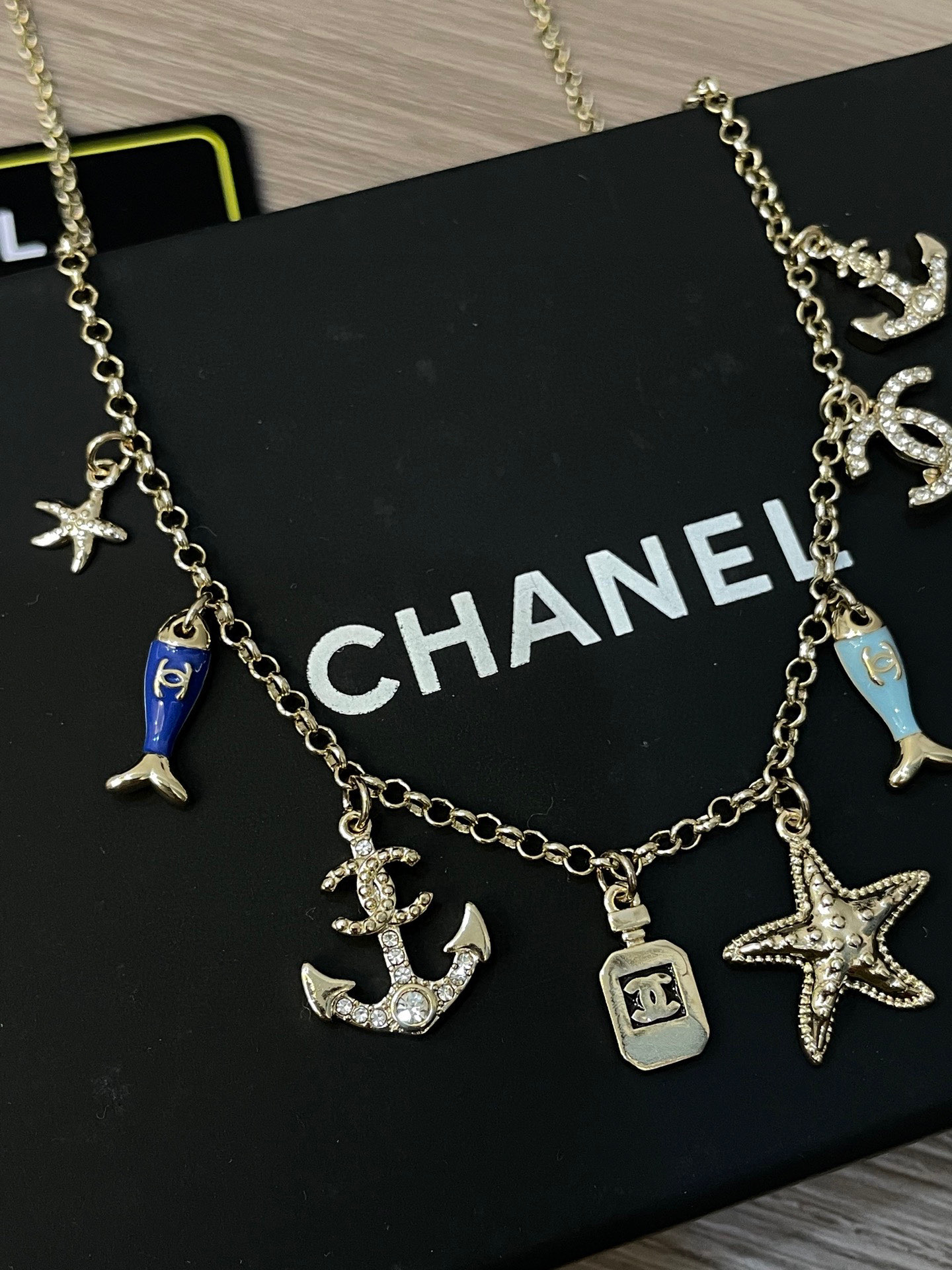 Colliers Chanel en métal et résine avec strass - luxuryevafr