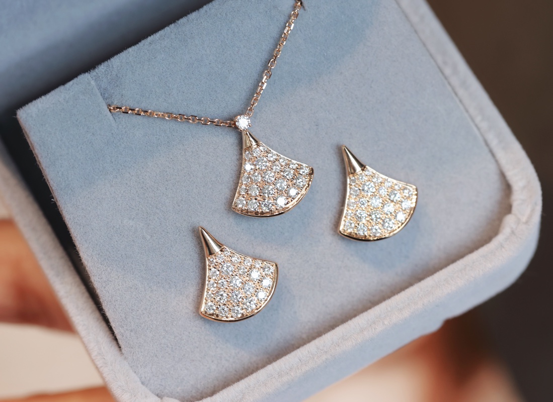 Boucles d'oreilles Bvlgari Divas' Dream Pave Diamonds en or rose 18 carats et collier Divas'Dream en or rose 18 carats et diamants taille brillant de 0,47 carat - luxuryevafr