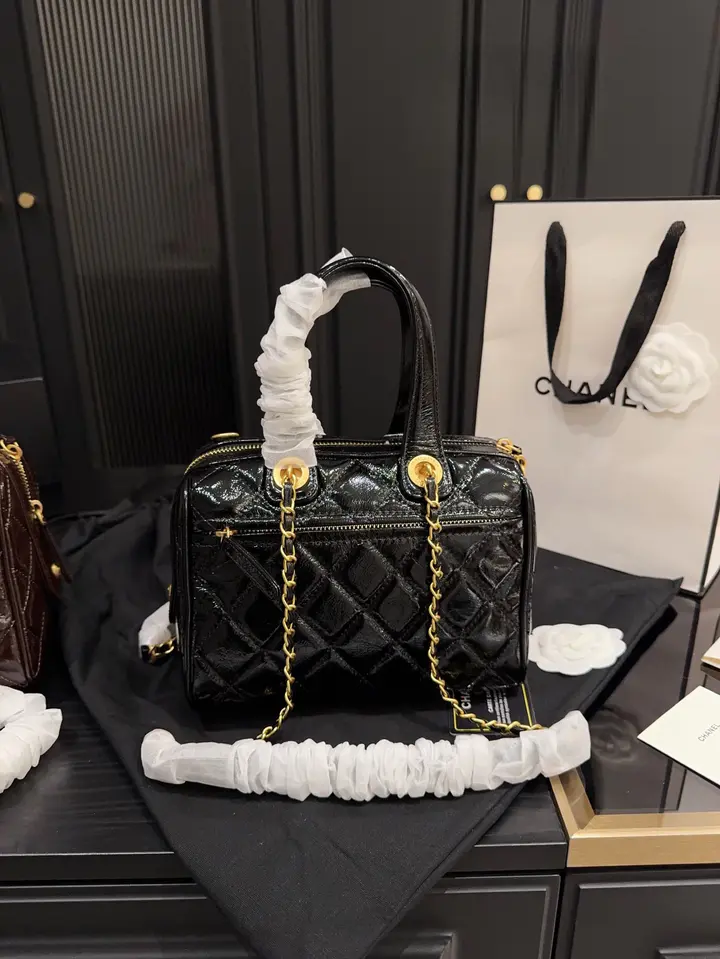 Sac bowling Chanel 25A – Cuir de veau brillant - luxuryevafr
