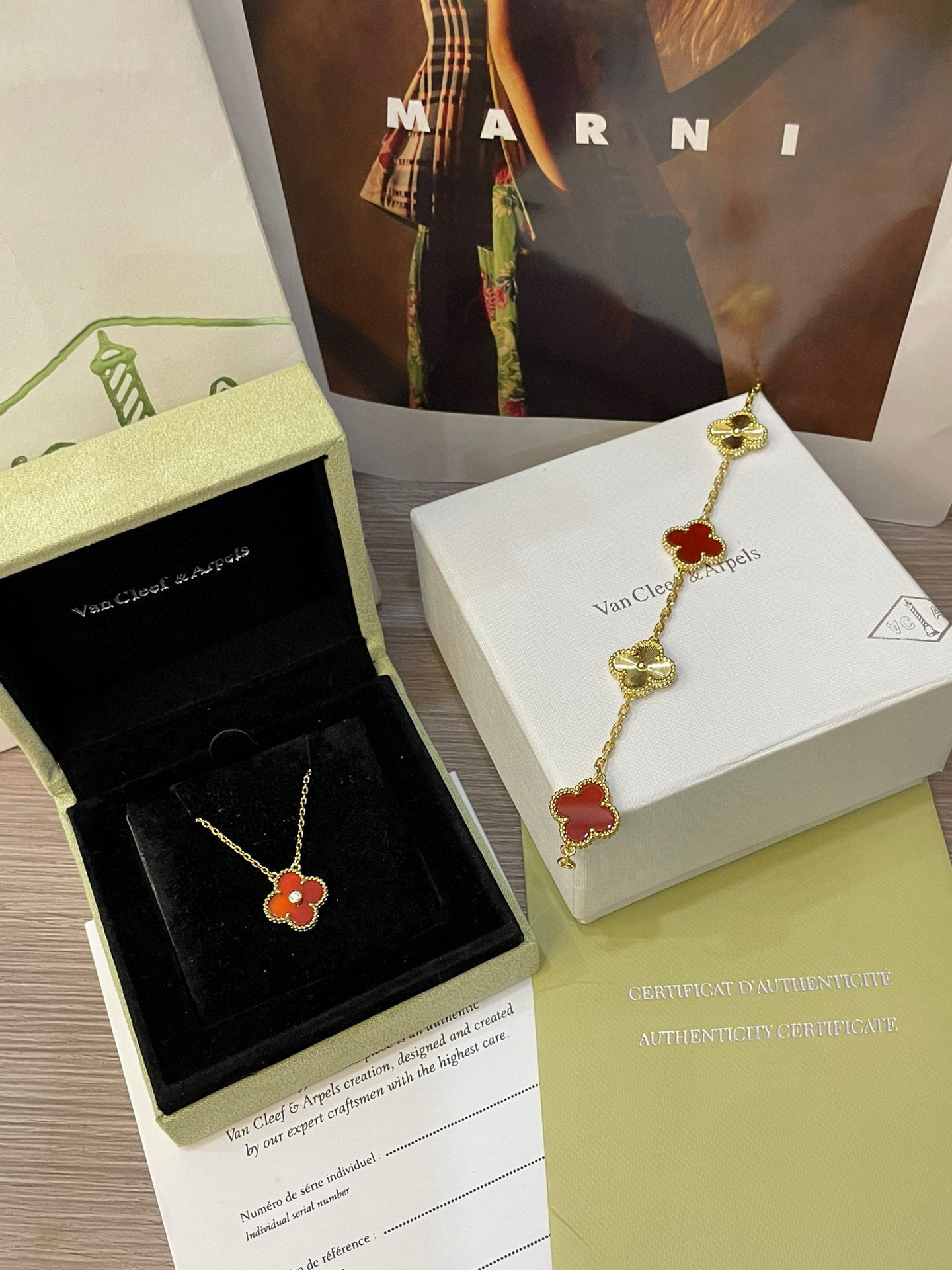 Ensemble de bracelets Van Cleef & Arpels à cinq fleurs en cornaline rouge naturelle - luxuryevafr