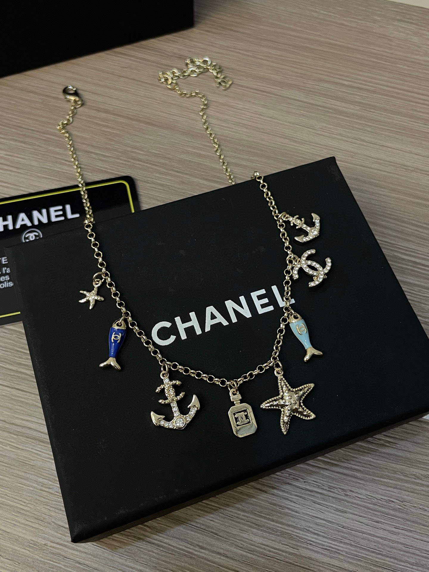 Colliers Chanel en métal et résine avec strass - luxuryevafr