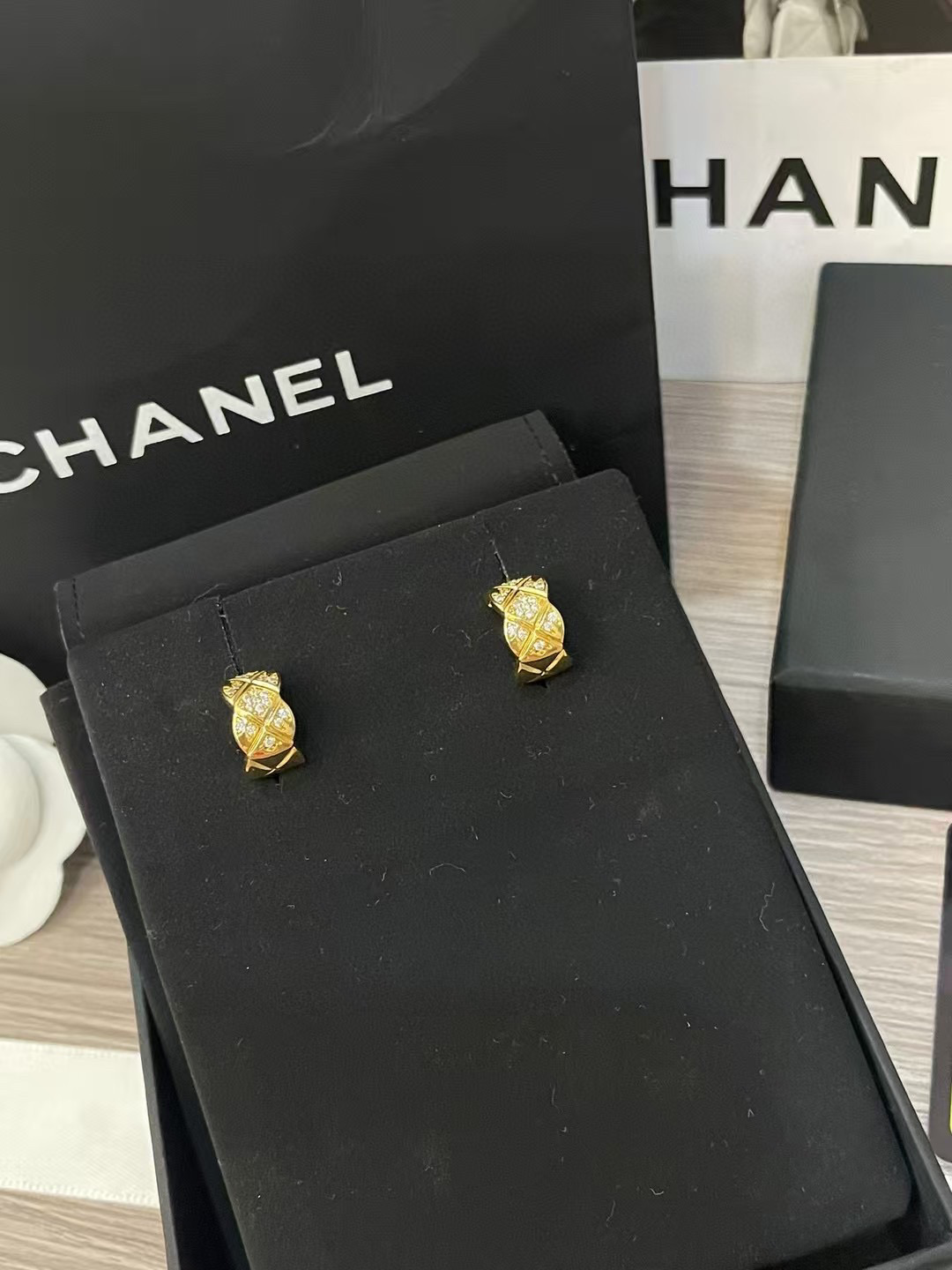 CHANEL Boucles Matelassées Plaqué Or 18K - luxuryevafr