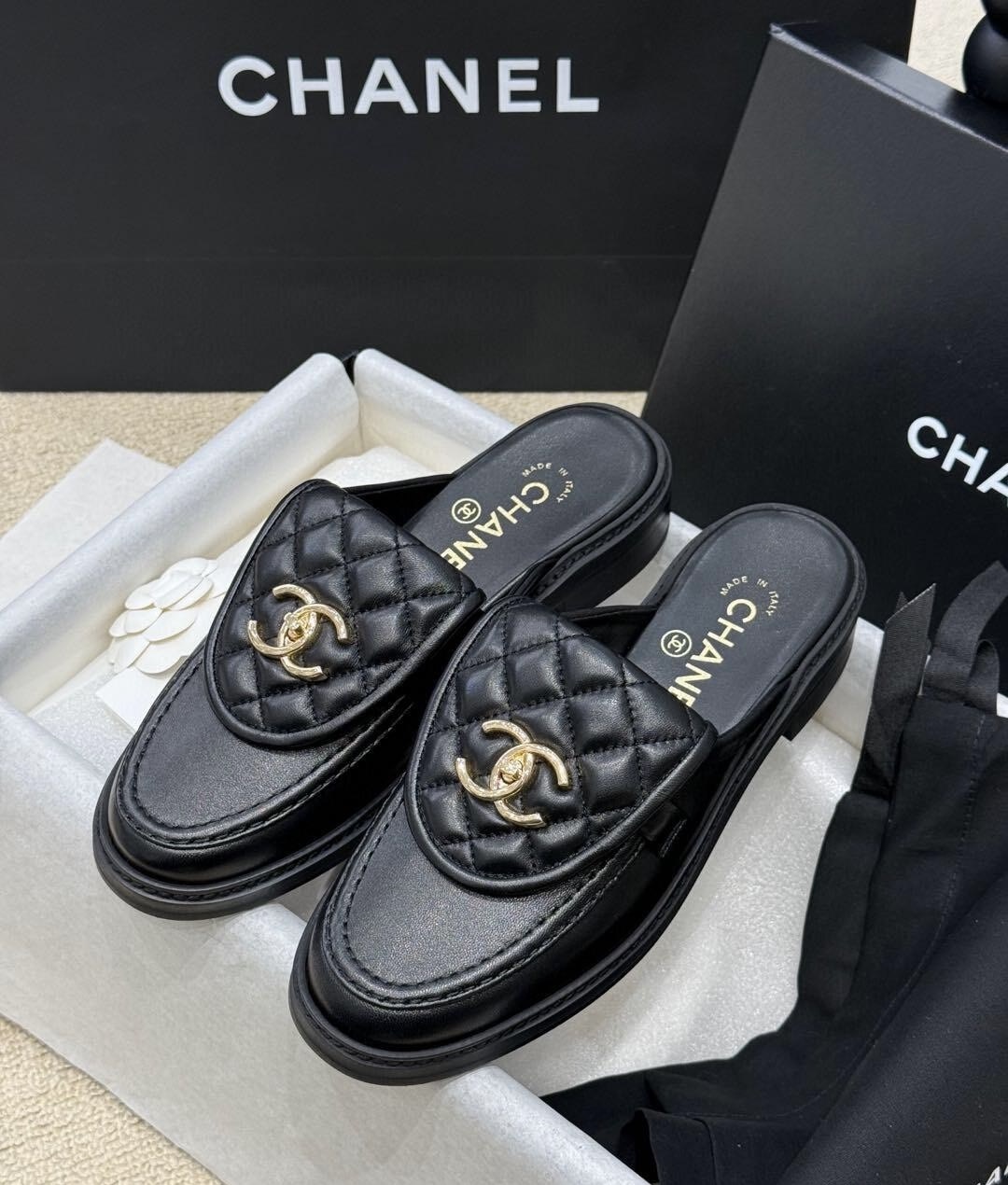 Mules et sabots en cuir Chanel - luxuryevafr