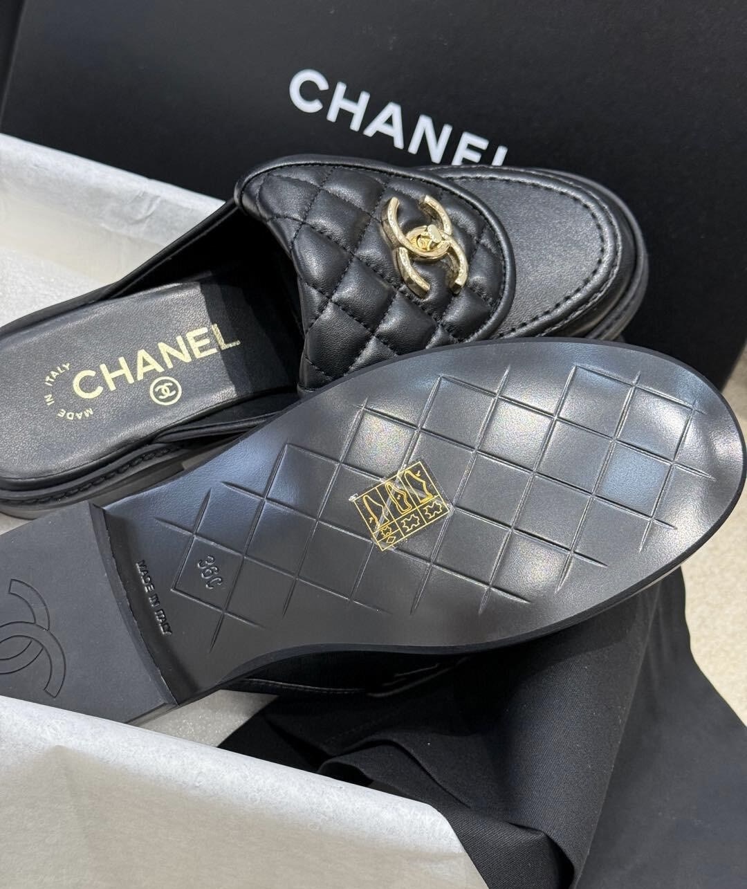 Mules et sabots en cuir Chanel - luxuryevafr