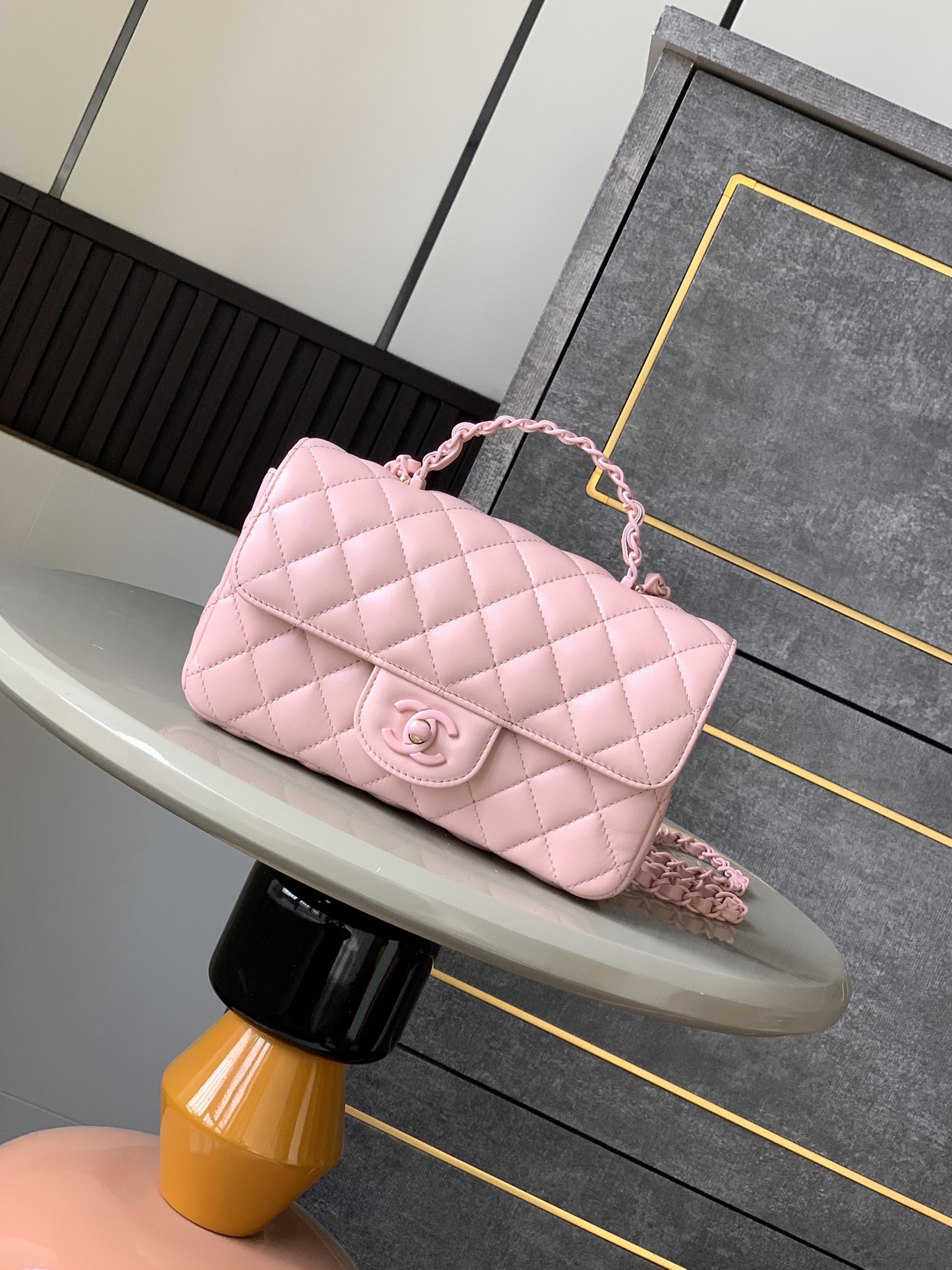 Mini sac à rabat Chanel avec poignée supérieure - Rose clair - luxuryevafr