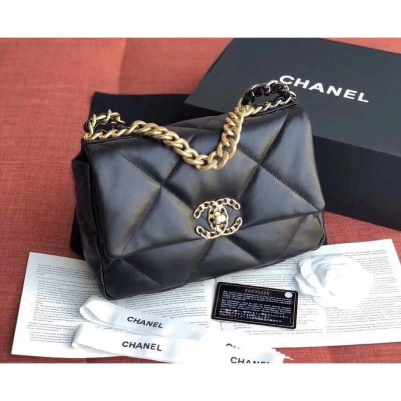 Sac à rabat en cuir d'agneau Chanel 19, petit modèle - luxuryevafr
