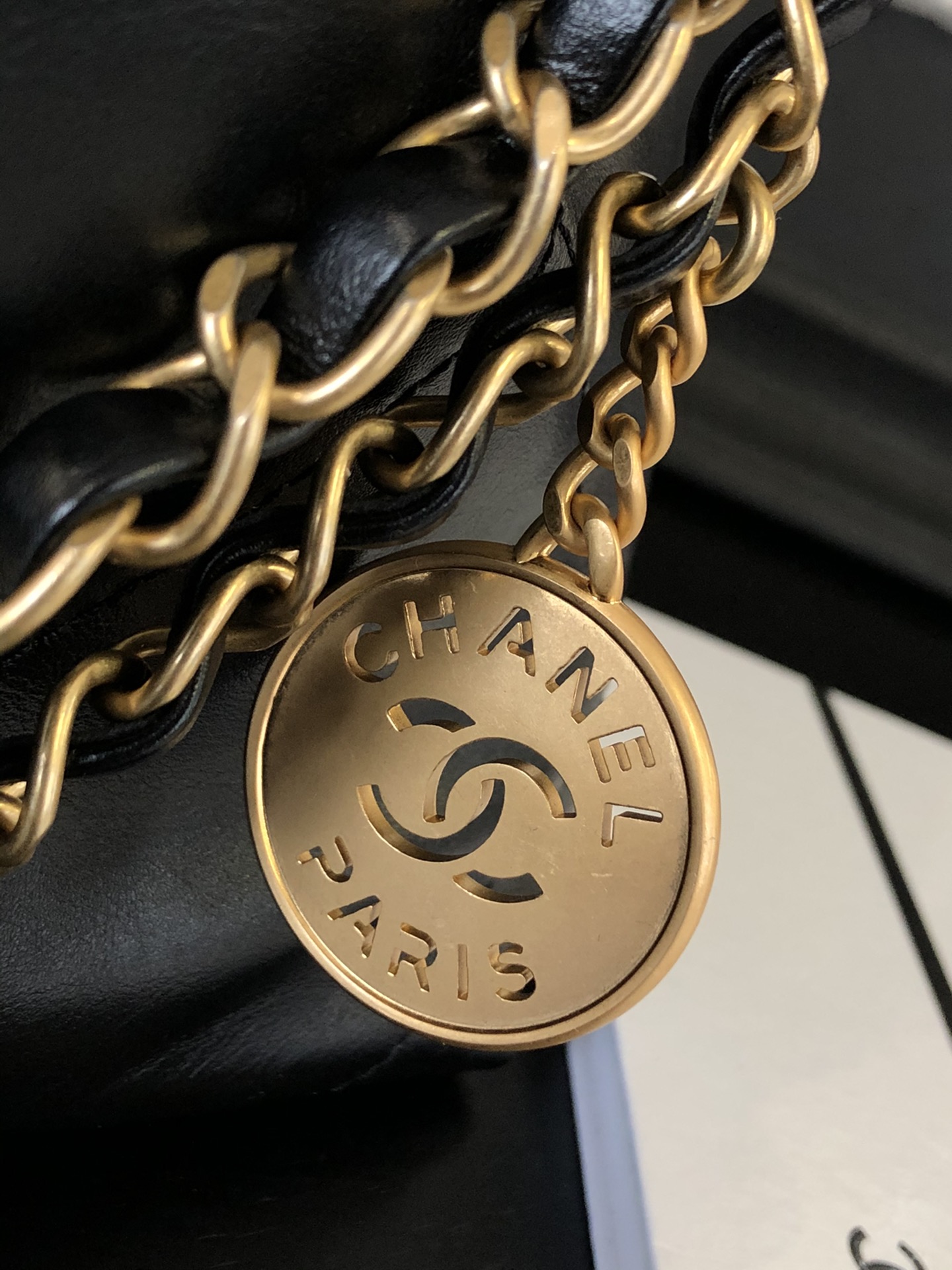 Petit sac à main CHANEL 22 - luxuryevafr