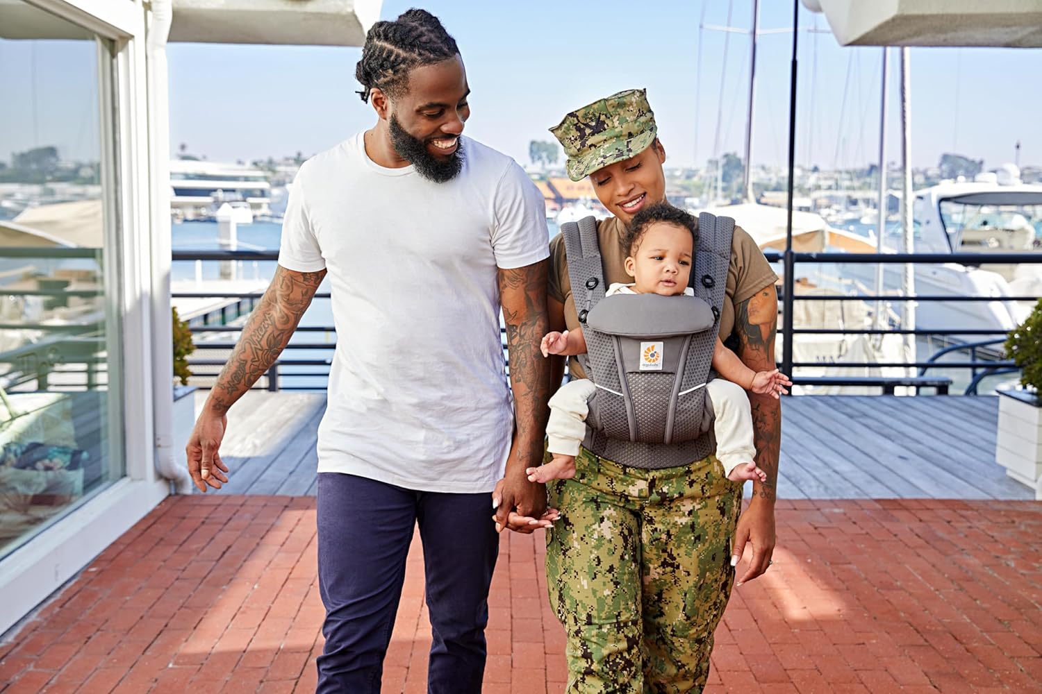 Ergobaby Omni Breeze Babytrage für Neugeborene ab Geburt bis 20kg, 4 Positionen SoftFlex Mesh Ergonomische Babybauchtrage Rückentrage Baby-Tragetasche, Natural Beige