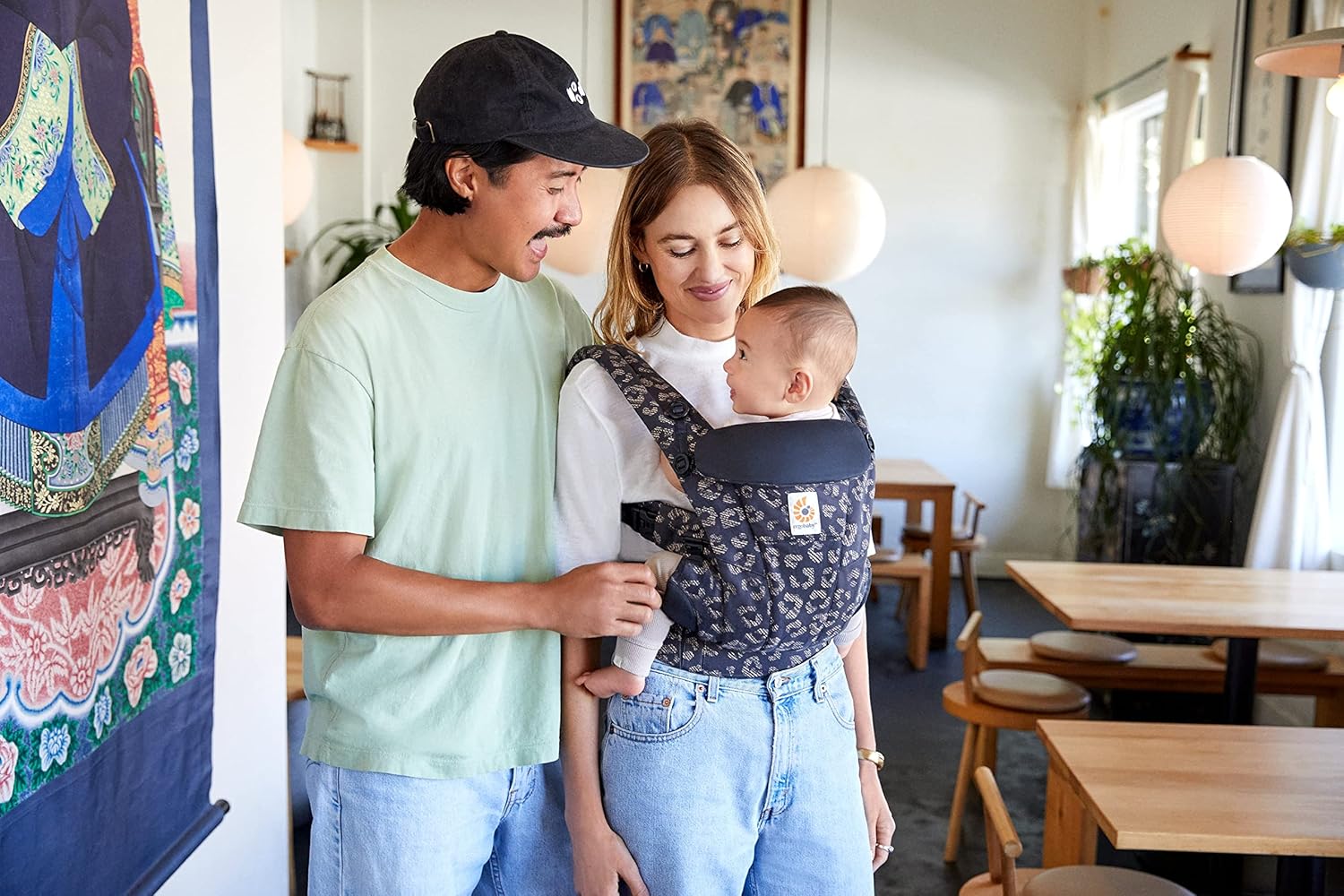 Ergobaby Omni Breeze Babytrage für Neugeborene ab Geburt bis 20kg, 4 Positionen SoftFlex Mesh Ergonomische Babybauchtrage Rückentrage Baby-Tragetasche, Natural Beige