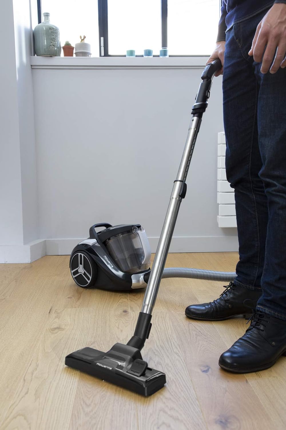 Rowenta RO4825 beutelloser Bodenstaubsauger Compact Power XXL | 550 Watt | 2,5L Staubvolumen | Kompakt & leise | Extreme Saugleistung | Hocheffizienter Saugkopf | Schwarz/Grau