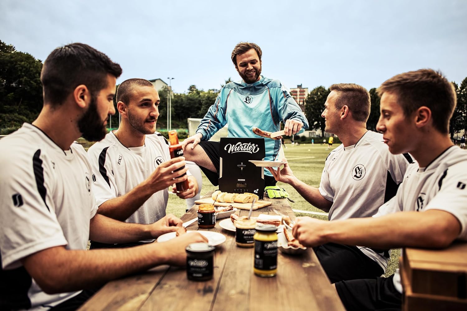 SEVERIN WURSTER, perfekt gebräunte Würstchen auf Knopfdruck in nur 5 Minuten, ohne Zugabe von Fremdfett, inkl. Holzzange, Schwarz, Edelstahl/Kunststoff, WT 5005