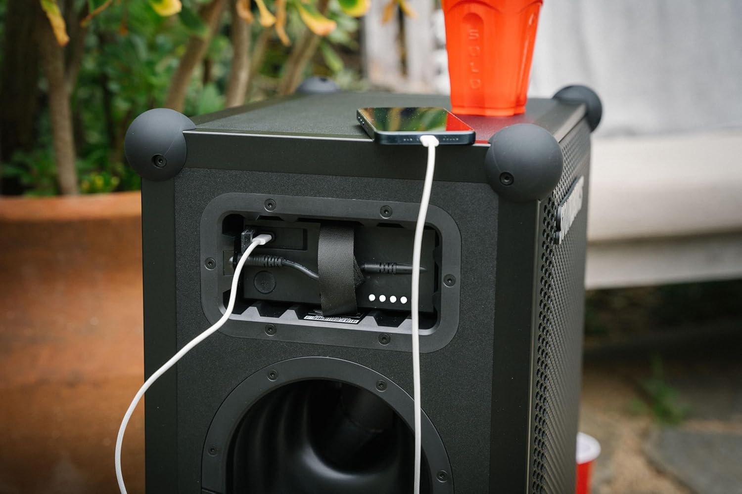 SOUNDBOKS 4 - Bluetooth Performance Speaker - USB-C-Aufladung Akku - Lautester Party Lautsprecher mit 40 Stunden Akku - Kabelloser und tragbarer Lautsprecher - Designed in Dänemark - 126dB (Schwarz)