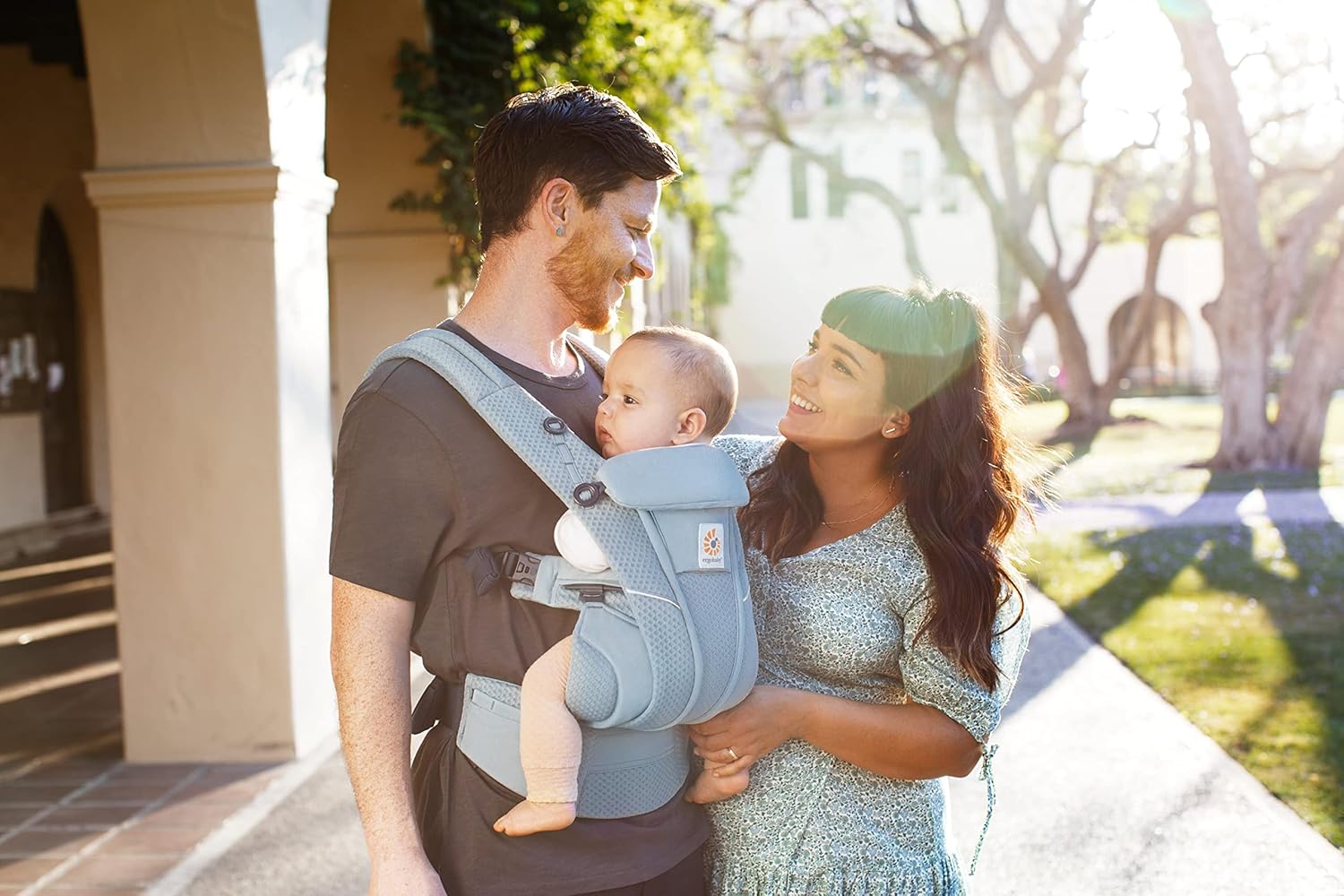 Ergobaby Omni Breeze Babytrage für Neugeborene ab Geburt bis 20kg, 4 Positionen SoftFlex Mesh Ergonomische Babybauchtrage Rückentrage Baby-Tragetasche, Natural Beige