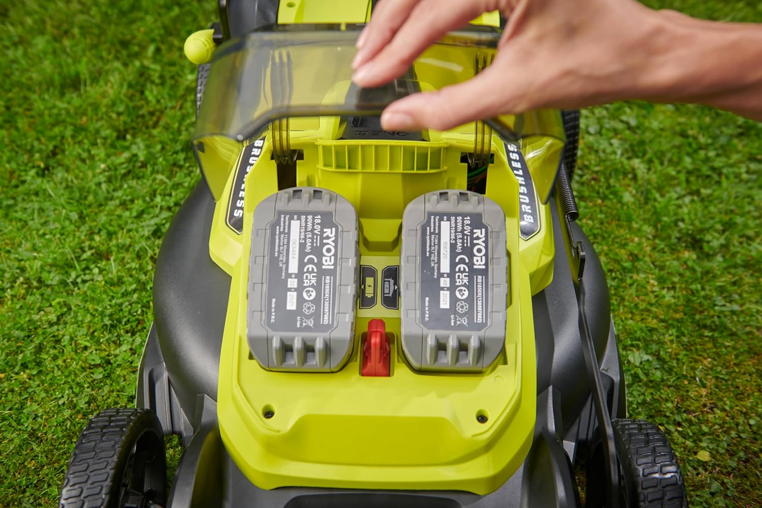 RYOBI 18 V ONE+ Akku-Rasenmäher RLM18X33B40 (Schnittbreite 33 cm, 5-fache Höhenverstellung 25-65 mm, zusammenklappbares Griffgestänge, inkl. Mulchkeil, 35l Grasfangsack, 4,0Ah Akku & Ladegerät)