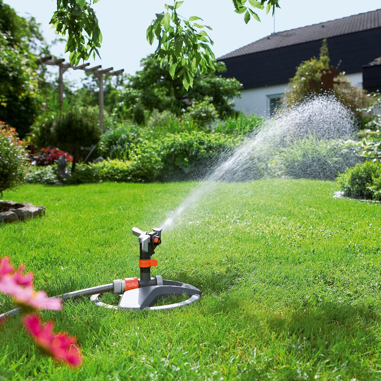 Gardena Comfort Vielflchenregner AquaContour Automatic: Flchenbewsserung für die individuelle Bewsserung nahezu jeder Gartenkontur, einfache Programmierung, Reichweite 2,5-10,5 m (8133-20)