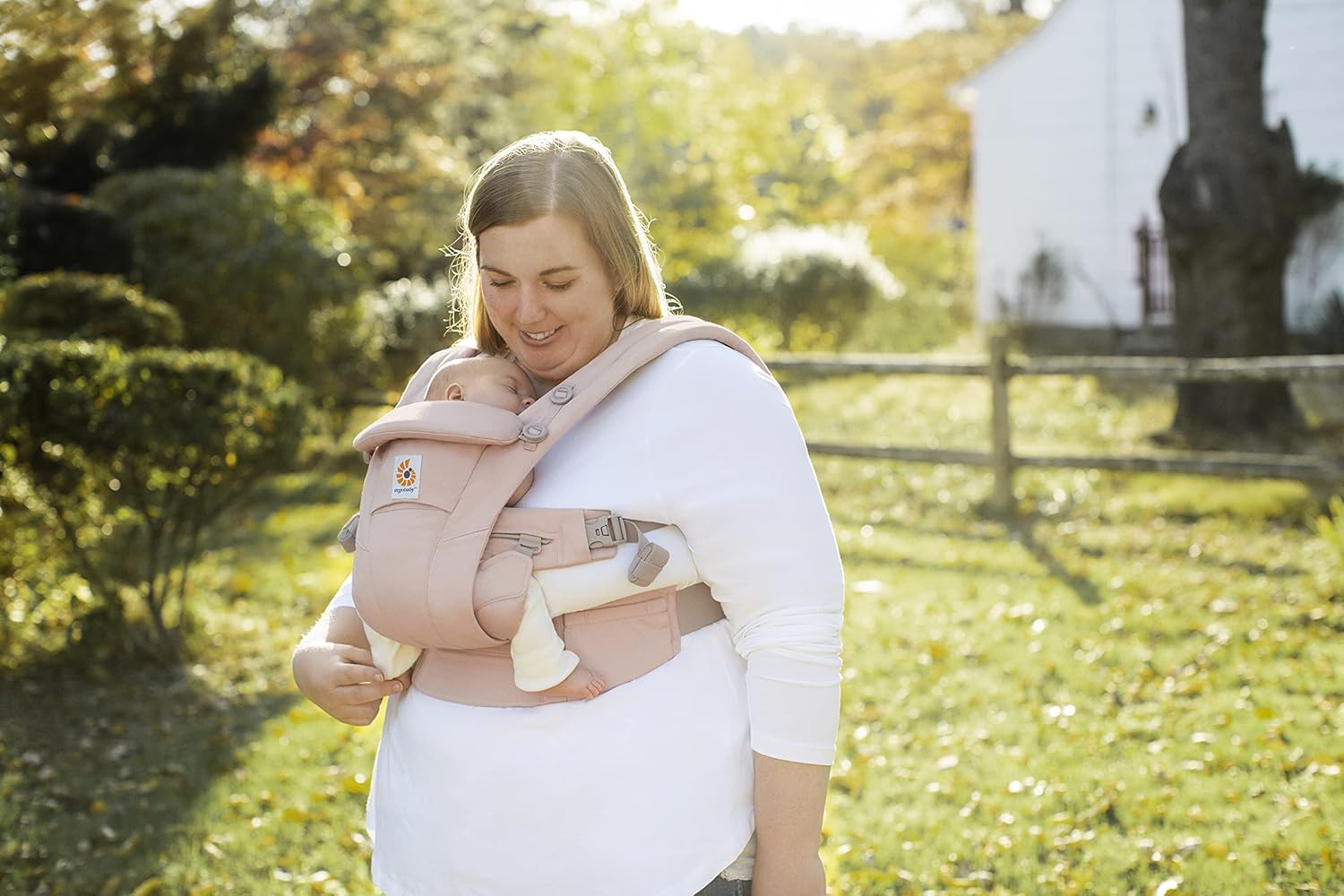 Ergobaby Omni Breeze Babytrage für Neugeborene ab Geburt bis 20kg, 4 Positionen SoftFlex Mesh Ergonomische Babybauchtrage Rückentrage Baby-Tragetasche, Natural Beige