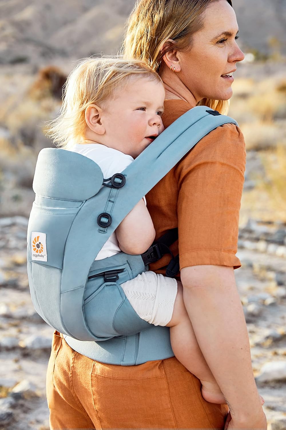 Ergobaby Omni Breeze Babytrage für Neugeborene ab Geburt bis 20kg, 4 Positionen SoftFlex Mesh Ergonomische Babybauchtrage Rückentrage Baby-Tragetasche, Natural Beige