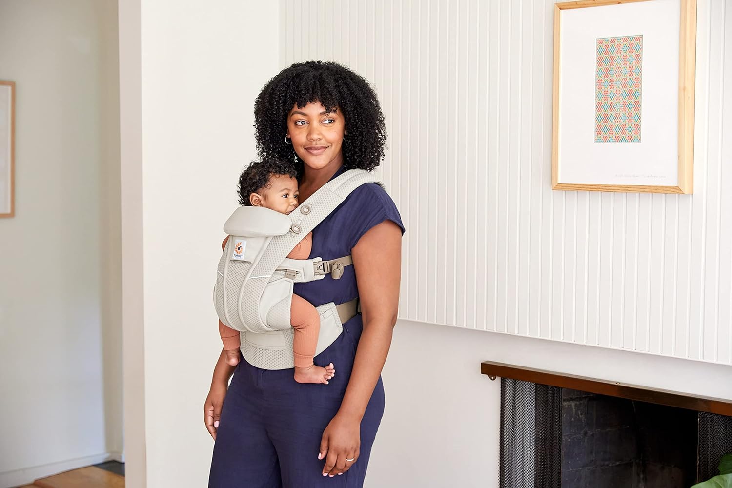 Ergobaby Omni Breeze Babytrage für Neugeborene ab Geburt bis 20kg, 4 Positionen SoftFlex Mesh Ergonomische Babybauchtrage Rückentrage Baby-Tragetasche, Natural Beige