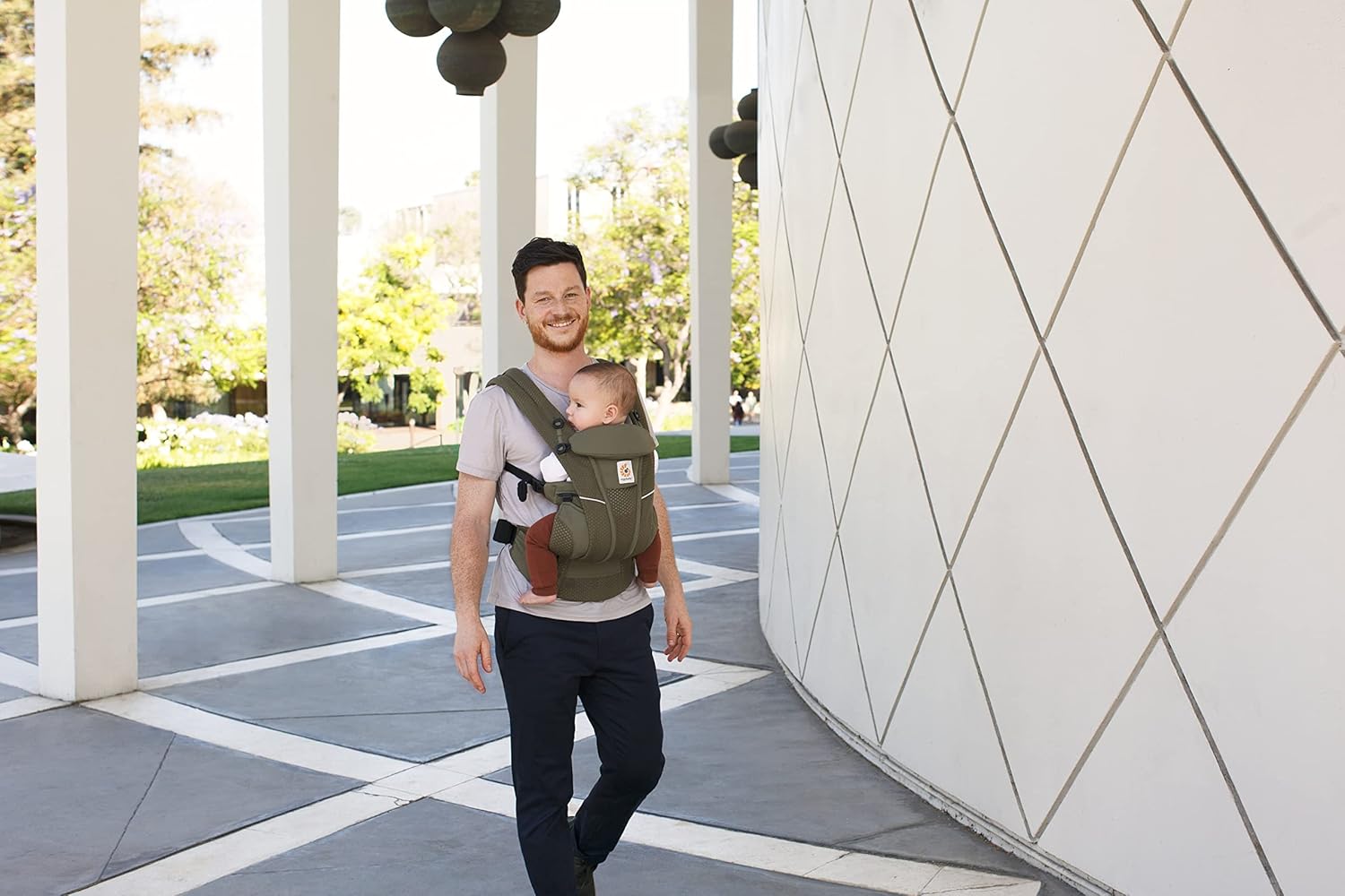 Ergobaby Omni Breeze Babytrage für Neugeborene ab Geburt bis 20kg, 4 Positionen SoftFlex Mesh Ergonomische Babybauchtrage Rückentrage Baby-Tragetasche, Natural Beige