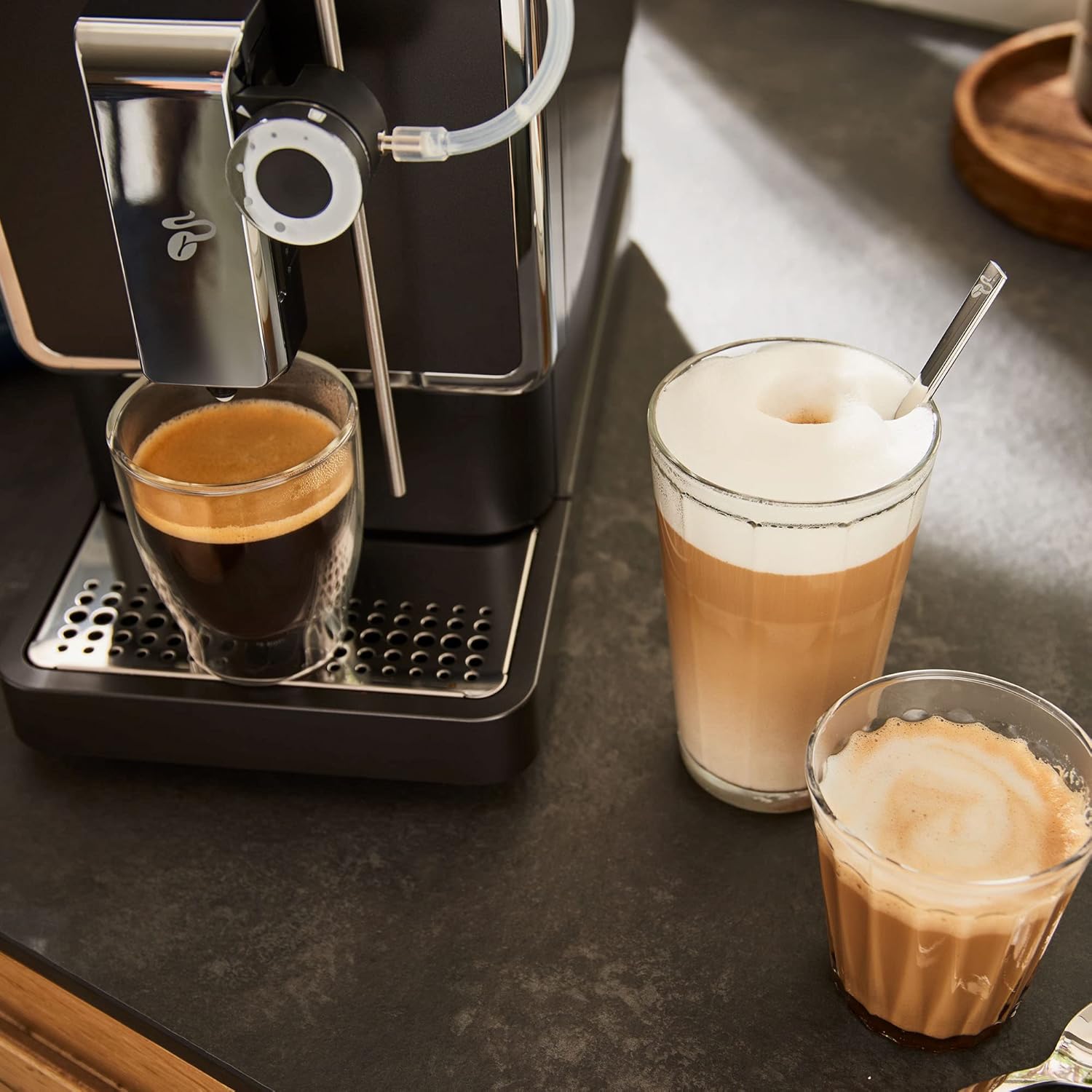 Tchibo Kaffeevollautomat Esperto Pro mit One Touch Funktion für Caffè Crema, Espresso und Milchspezialitäten, Anthrazit