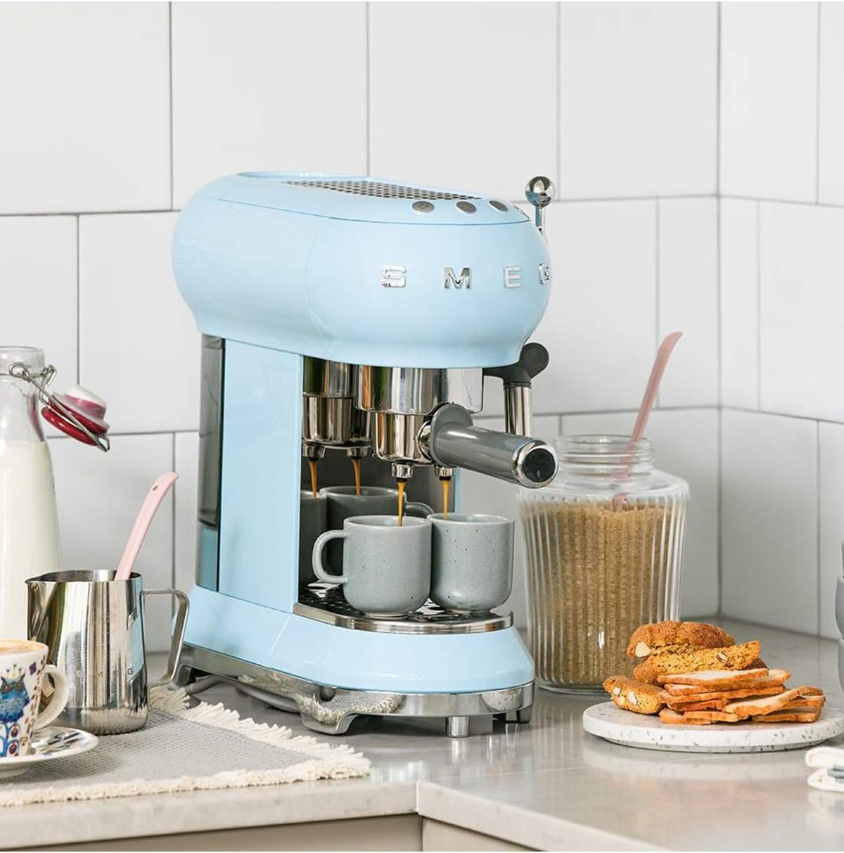 Smeg, ECF01WHEU Manual Espresso -Maschine, Cappuccino -System, Thermoblock, große Tassengehäuse und Doppelkaffeefunktion, 1 l Wassertank, kompakte Abmessungen, 1350W, Weiß