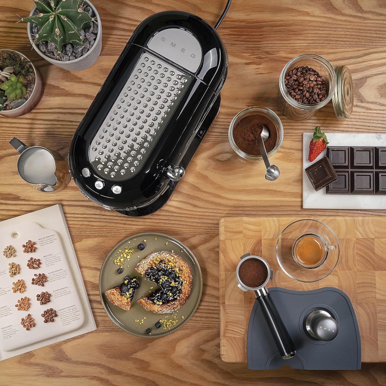 Smeg, ECF01WHEU Manual Espresso -Maschine, Cappuccino -System, Thermoblock, große Tassengehäuse und Doppelkaffeefunktion, 1 l Wassertank, kompakte Abmessungen, 1350W, Weiß